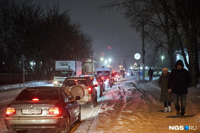 Утренние пробки наблюдаются в нескольких районах города | Источник: Александр Ощепков / NGS.RU