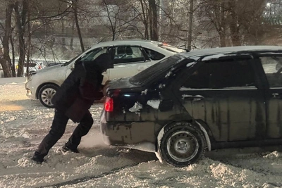 Passengers Push Buses as Snow Paralyzes Rostov Roads