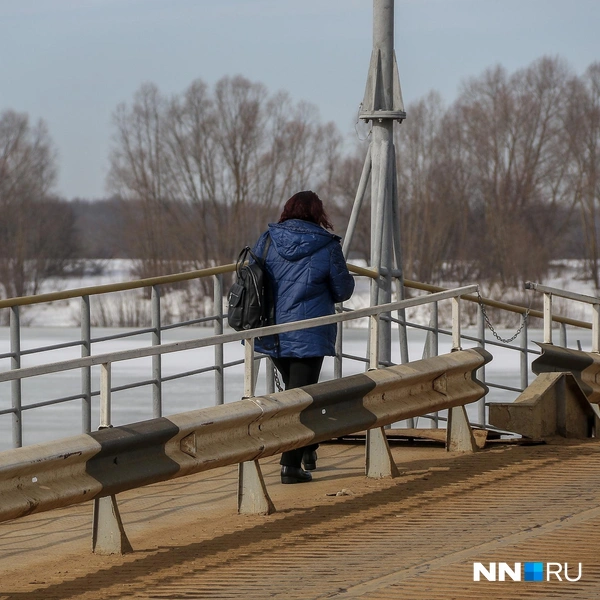 Понтонным мостом пользуются и пешеходы | Источник: Наталья Бурухина / NN.RU
