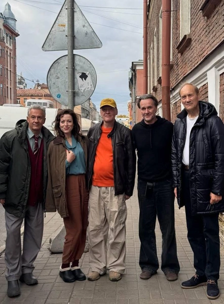 В начале года Хмельницкая потеряла родную тетю, а затем тяжело переживала из-за смерти Евгении Добровольской и состояния бывшего мужа, и лишь съемки помогали ей переключиться