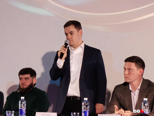 На острые вопросы выпало отвечать Кириллу Волженкину | Источник: Владислав Митрошин / 56.RU