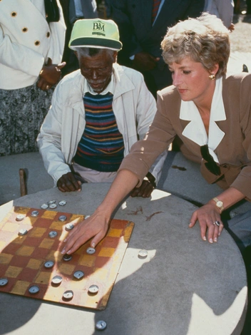 Принцесса Уэльская посещает Дом престарелых и обездоленных Хайфилд в Хараре, Зимбабве, и играет с его постояльцами, 11 июля 1993