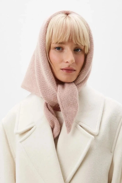 Шарф из шерсти и ангоры BaonШарф Baon из мягкой теплой пряжи с шерстью и ангорой — базовый зимний аксессуар, который легко подружится и с пуховиком, и с пальто. Однотонный дизайн делает его универсальным: его можно носить классически, плотно укутывая шею, или завязывать как косынку, добавляя образу чуть больше выразительности.