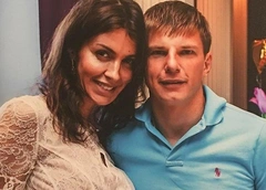 Алиса Аршавина появилась на линейке дочери и сделала признание об Андрее: «У него родился ребенок, ему не до нас»