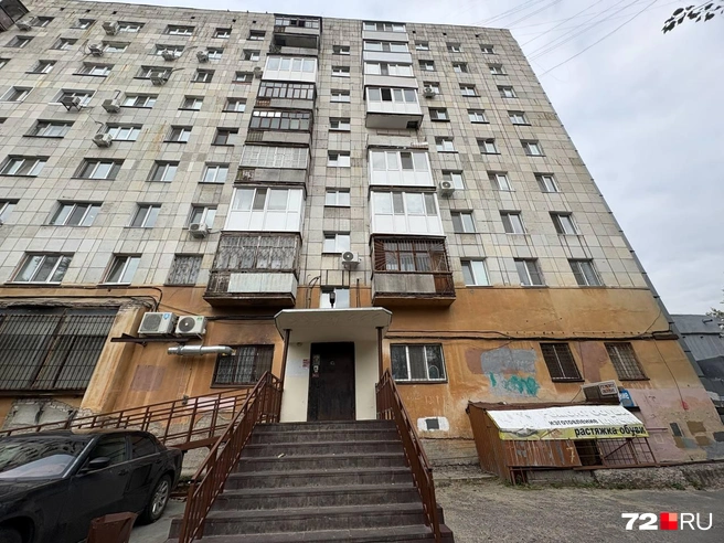 Во дворе и подъезде, где произошла трагедия, тишина. Люди не обсуждают случившееся  | Источник: Мария Токмакова / 72.RU
