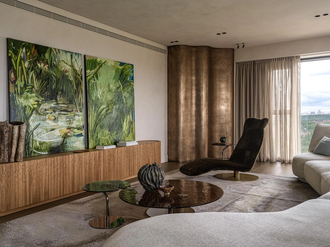 Картины, Tasha Artzolotoe. Ковер, Art de vivre. Журнальные столы, Aretipo. Диван, Alivar. Кресло-кушетка, Mussi. ТВ-тумба, Hard Massive. Вазы, Woon stores. | Источник: Сергей Красюк. Стиль: Наталья Онуфрейчук