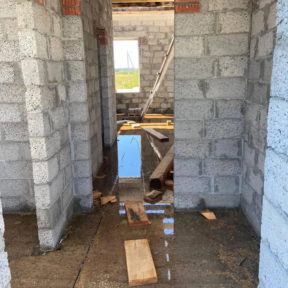 С осени прошлого года дом стоял без крыши | Источник: Максим Хлопов