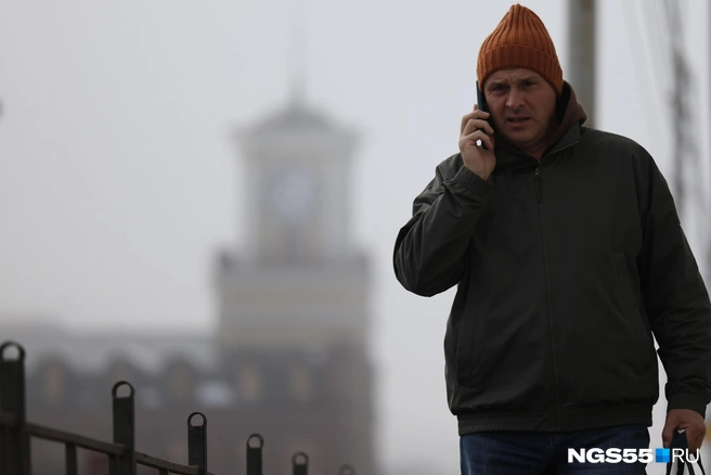 Злоумышленники обманывают россиян чаще всего по телефону или через мессенджеры | Источник: Евгений Софийчук / NGS55.RU