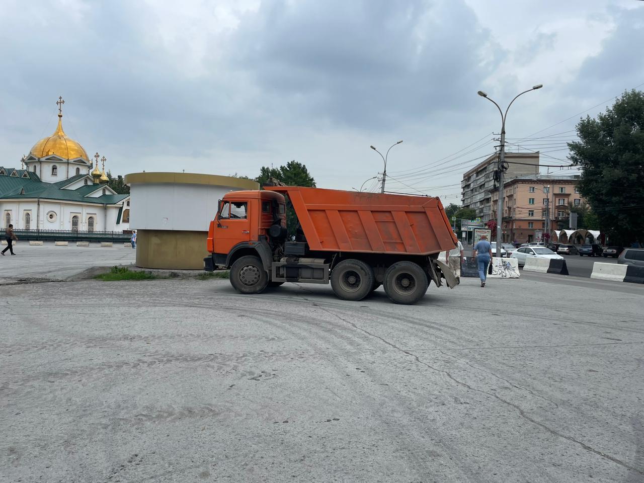 В Новосибирске начали ремонтировать площадь напротив цирка — фото с места  работ - 20 июля 2023 - НГС.ру