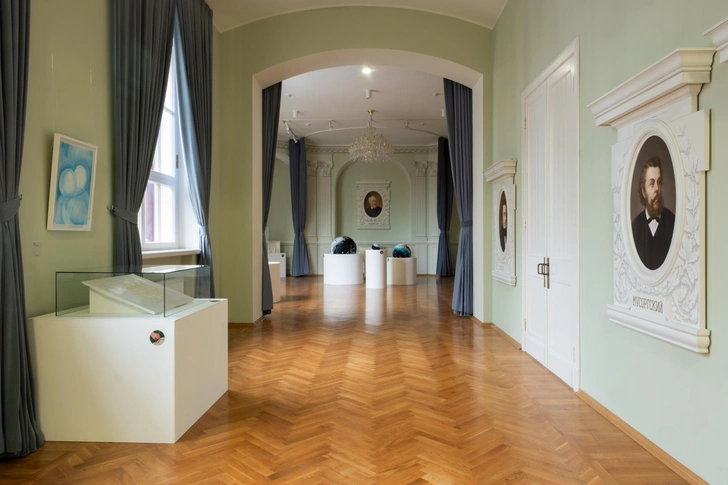 Выставка &laquo;Он в воздух бросает, и ловит он сразу&raquo;: современное искусство в московской школе