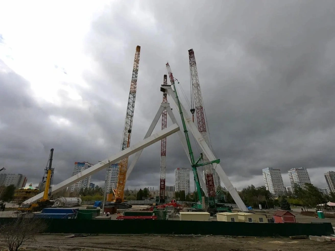 В Волгограде показали установку гигантских колонн для 120-метрового колеса обозрения — видео | Источник: администрация ЦПКиО