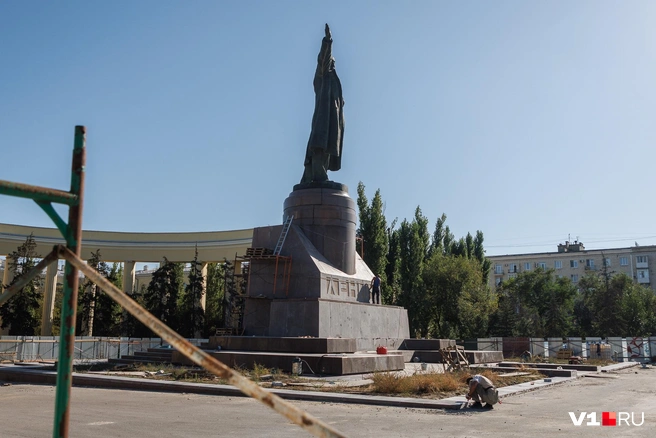 Внизу, у подножия монумента, тоже кипит работа | Источник: Алексей Волхонский / V1.RU