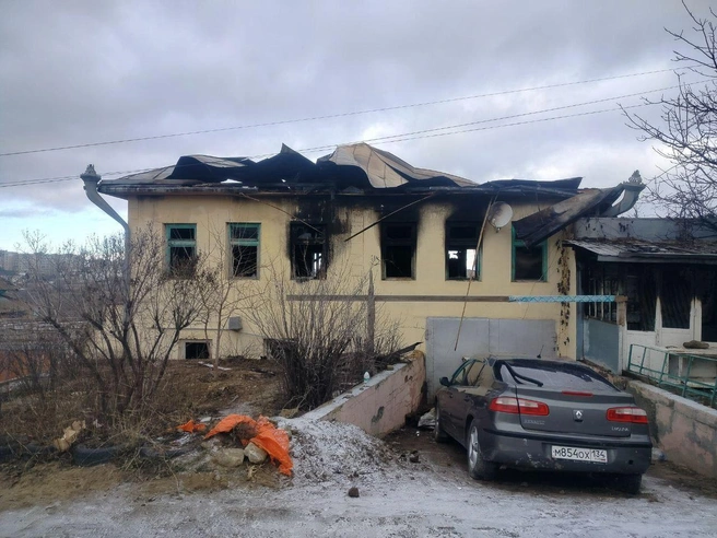Жилое строение получило значительные повреждения в результате пожара. | Источник: «Жесть. Камышин» / T.me