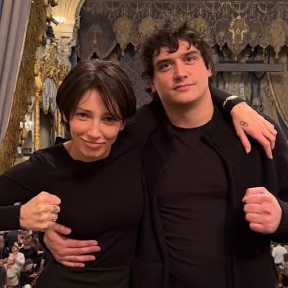 Забыла про укладку и мейк, сонная обнимает кота, лежит в коричневой воде: Настя Ивлеева глазами мужа Филиппа Бегака