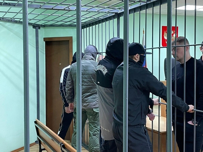 Среди осужденных в масках присутствует Руслан Паров | Источник: Управление Судебного департамента в Новосибирской области 