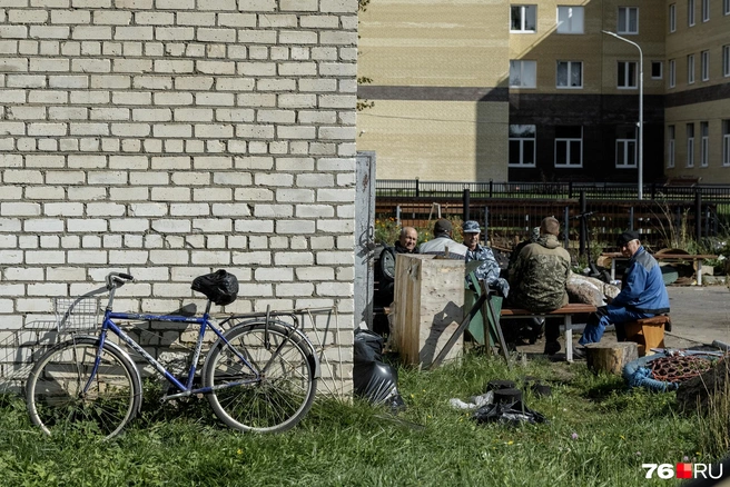 Рабочие собрались вместе на перерыв | Источник: Александр Куренной / 76.RU