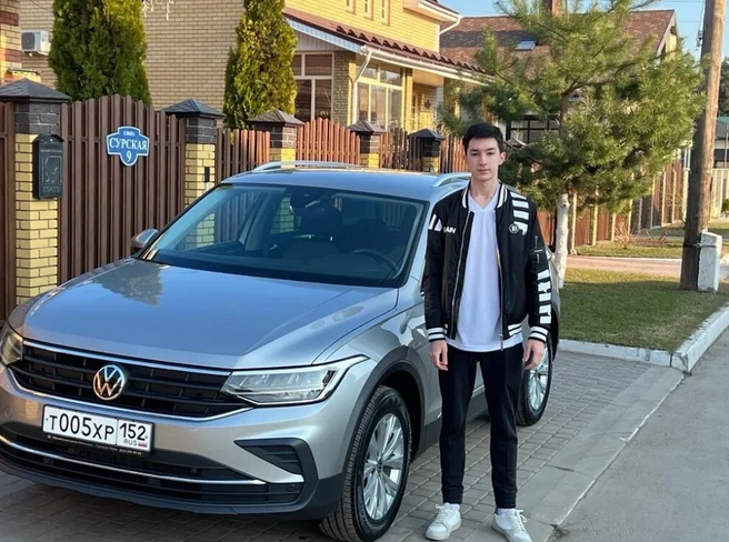 Сергей Корнилов со своим подарком на 18-летие | Источник: Оk.ru