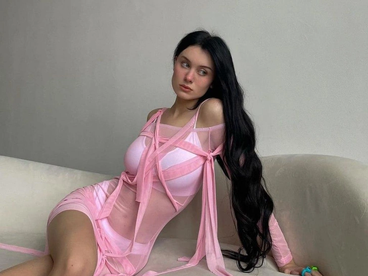 Даша Дошик пожаловалась на то, что TikTok блокирует ее видео из-за слишком большой груди | Источник: Соцсети