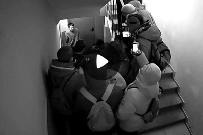 Teenagers Brawl in Tyumen Apartment Building Entrance