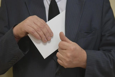 Бывший таможенник ответит за взятку в миллион рублей