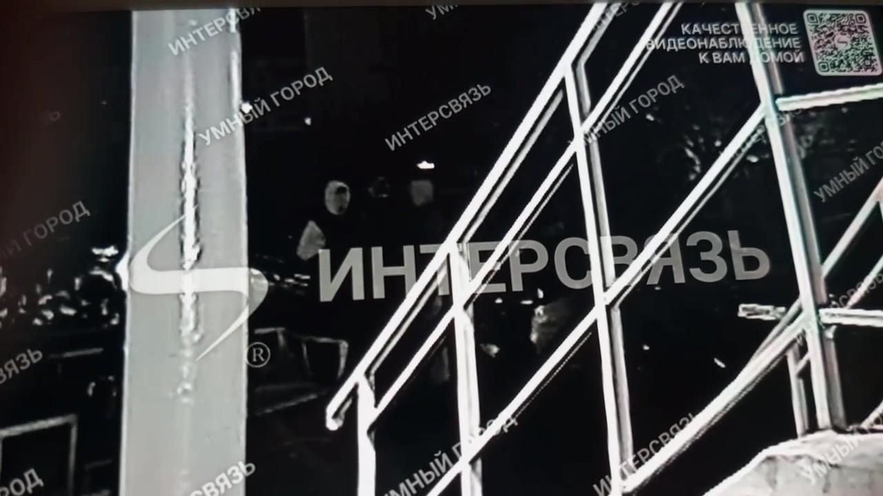 «Тяжело ранили 18-летнего парня». В Челябинске сообщили о ночной разборке с газовым пистолетом (видео)