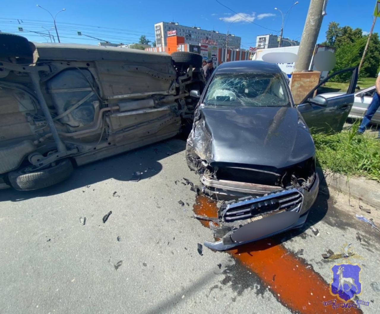 «Рухнула на бок». В Тольятти около торгового центра «Восход» столкнулись Audi и Opel — фото и видео с места ДТП