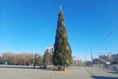 Гигантские снежинки и шары на елке в сквере Гагарина
