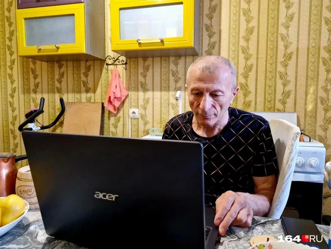 Садула работает за ноутбуком для души | Источник: Виктория Федорова / 164.RU