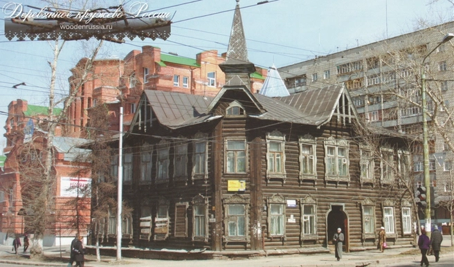 2004 год. В то время на углу Кирова и Красноармейской еще стояло историческое здание | Источник: скрин / woodenrussia.ru