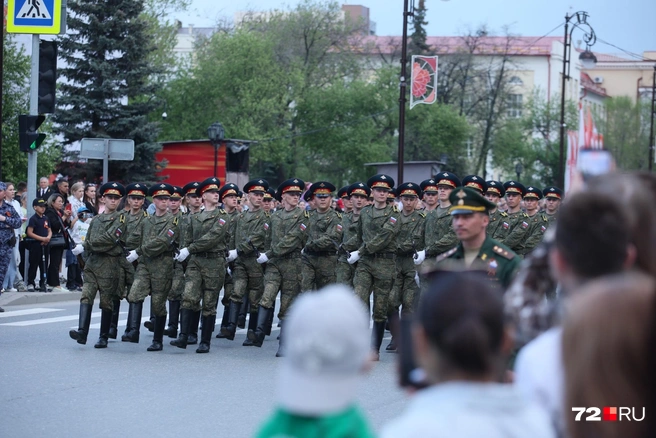 Военные шли на репетицию громко&nbsp;— до построения их строевую песню было слышно издалека. А когда началась сама репетиция, зрители услышали настоящее воинское приветствие&nbsp;— по этой команде командиры подразделений прикладывают руку к головному убору, а все военнослужащие в строю, кроме правофланговых (которые смотрят прямо), одновременно поворачивают голову в сторону принимающего парад | Источник: Ирина Шарова/ 72.RU
