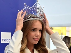 Анастасия Венза представила национальный костюм на «Мисс Вселенная — 2025»: многие разочарованы