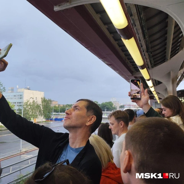 Попрощаться с легендарным видом транспорта пришли десятки людей | Источник: Игорь Мещанев / MSK1.RU