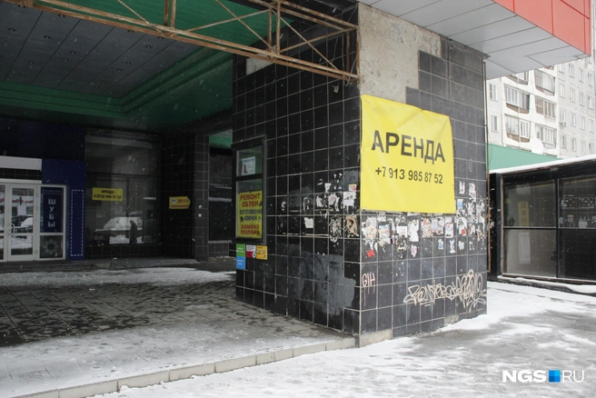 На Челюскинцев объявления о сдаче в аренду сопровождаются общим ощущением запустения | Источник: Стас Соколов / NGS.RU