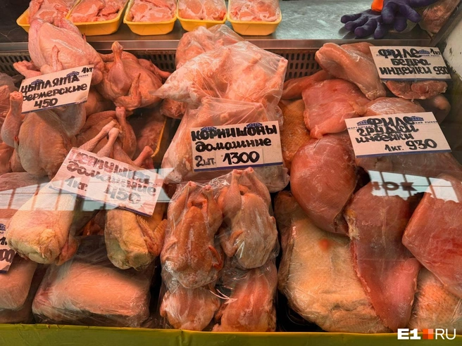 Выбор мяса и птицы на рынке богатый | Источник: Дарья Костомина / E1.RU