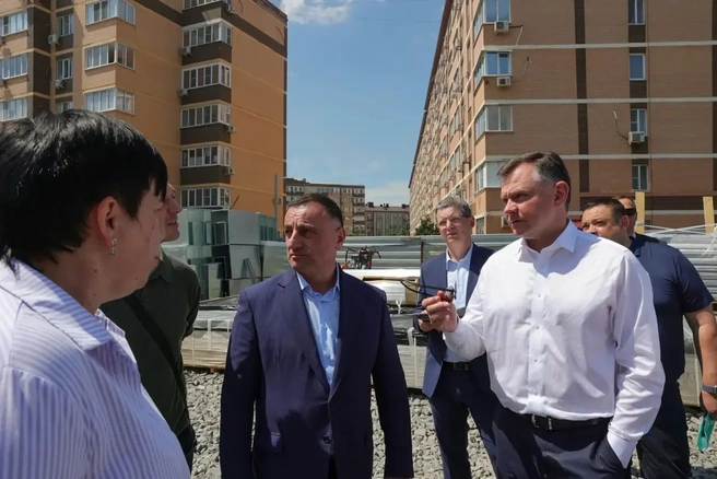 Юрий Слюсарь проверил ход работ на строительной площадке  | Источник: официальный канал губернатора Ростовской области в MAX