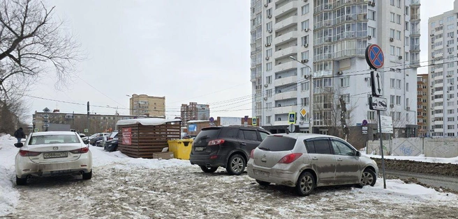 Снимок&nbsp;— будто из гетто. По словам автора, это улица Работниц, и после появления запрета остановки машины перетекли на газоны и тротуары у дома Свердловский проспект, 41а | Источник: читатель 74.RU