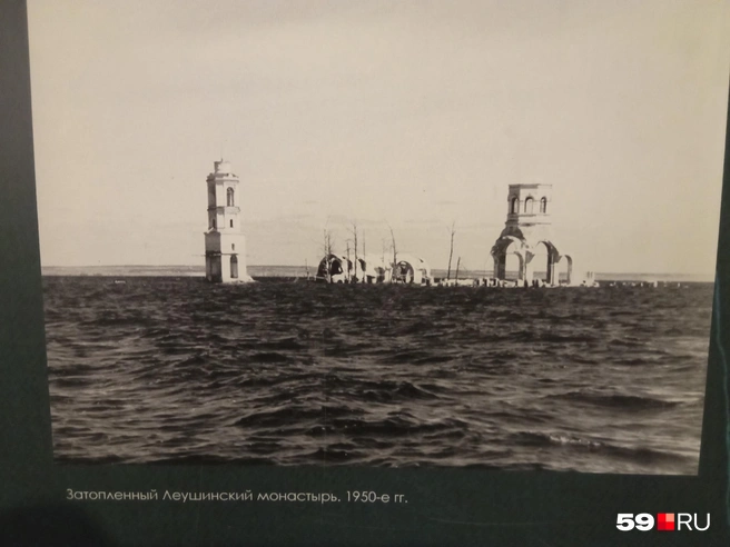 Колокольня монастыря не сдавалась, ее силуэт долго возвышался над водохранилищем. Это фото хранится в музее Мологского края в Рыбинске | Источник: Вероника Свизева / 59.RU