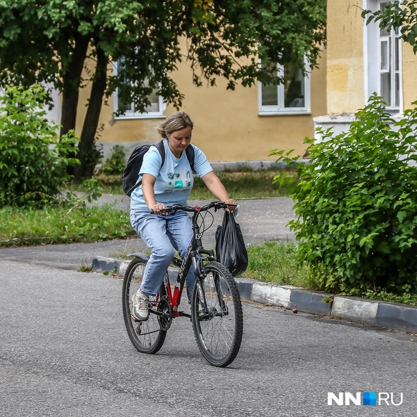 Люди пересаживаются на велосипеды | Источник: Наталья Бурухина / NN.RU
