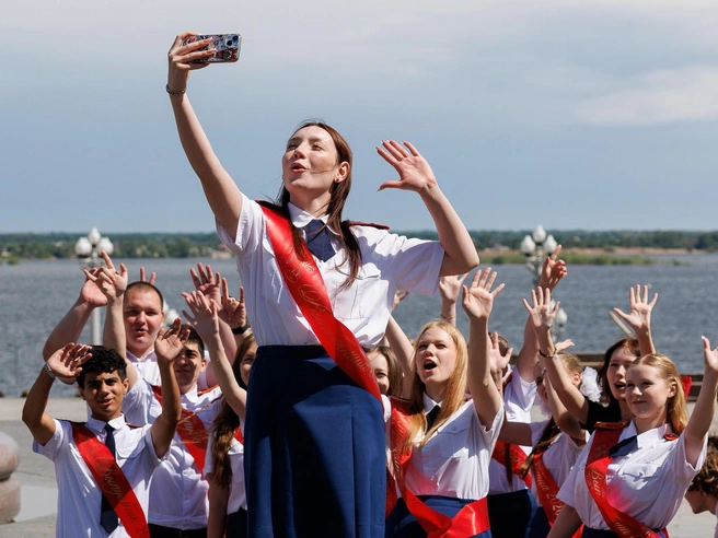 Каждый хотел запечатлеть этот день на камеру | Источник: Алексей Волхонский / V1.RU