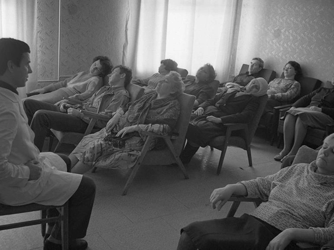 Анатолий Кашпировский мог запросто усыпить группу людей, но воду не заряжал | Источник: фотохроника ТАСС