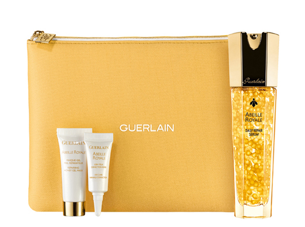 Набор Abeille Royale Age-defying Set, Guerlain. В набор входят: антивозрастная сыворотка Daily Repar Serum (50 мл) c чистым королевским концентратом черной пчелы, уменьшает признаки старения; миниатюра крема для глаз Abeille Royale (5 мл) для ухода за областью вокруг глаз, разглаживаем морщины, увеличивает упругость кожи, смягчает отеки и темные круги; мини-продукт маска-гель Abeille Royale (10 мл), способствует восстановлению кожи, уменьшению влияния свободных радикалов, стимулирует заживление и участвует в ремоделировании тканей.