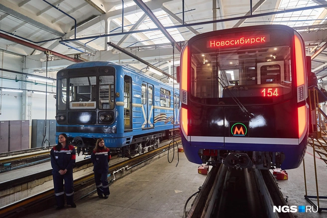 На фоне старых поездов Ермак выглядит как пришелец из будущего. Привычные новосибирцам голубые вагоны, говорит машинист-инструктор депо, который готовил своих коллег к работе на «Ермаке», устарели как морально, так и физически | Источник: Александр Ощепков / NGS.RU