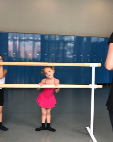 «Не лебедь, а гадкий утенок»: дочь Тимати затравили за неудачи в балете