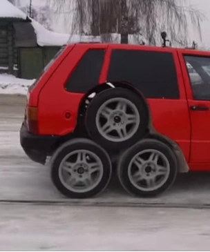 Русские автокулибины собрали легковушку на 8 колесах (видео)
