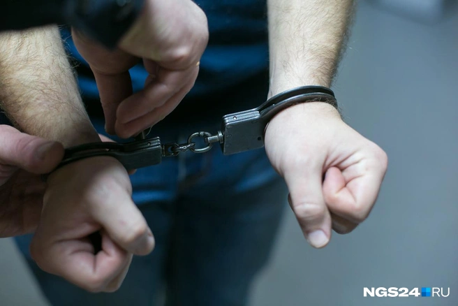 Следователи не нашли, кому именно полицейский продавал информацию | Источник: Артём Ленц / NGS24.RU