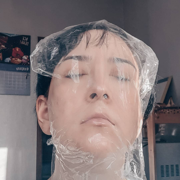 Россияне фотографируются с пакетами на голове в поддержку пациентов с муковисцидозом