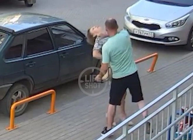 В Кирове мужчина разбил женщине лицо на глазах у ребенка | ya62.ru