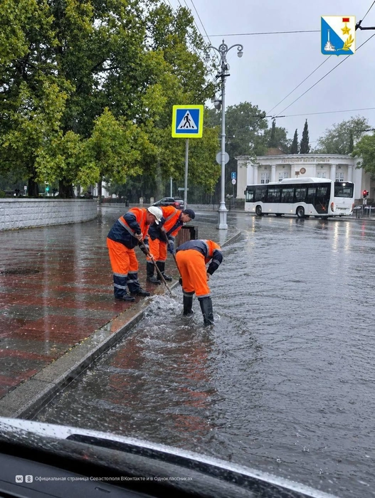 Улицы Севастополя ушли под воду из-за мощного ливня | Источник: официальная страница Севастополя ВКонтакте
