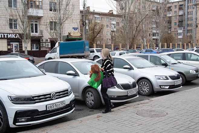 Блондинка, брюнетка и шатенка за рулем Volkswagen Tiguan