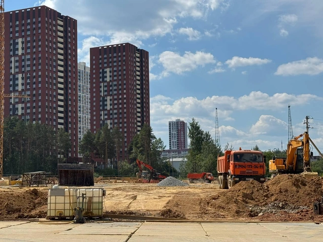 Это две элегантные башни высотой 25 этажей, которые объединены коммерческой галереей | Источник: Строительная компания UP